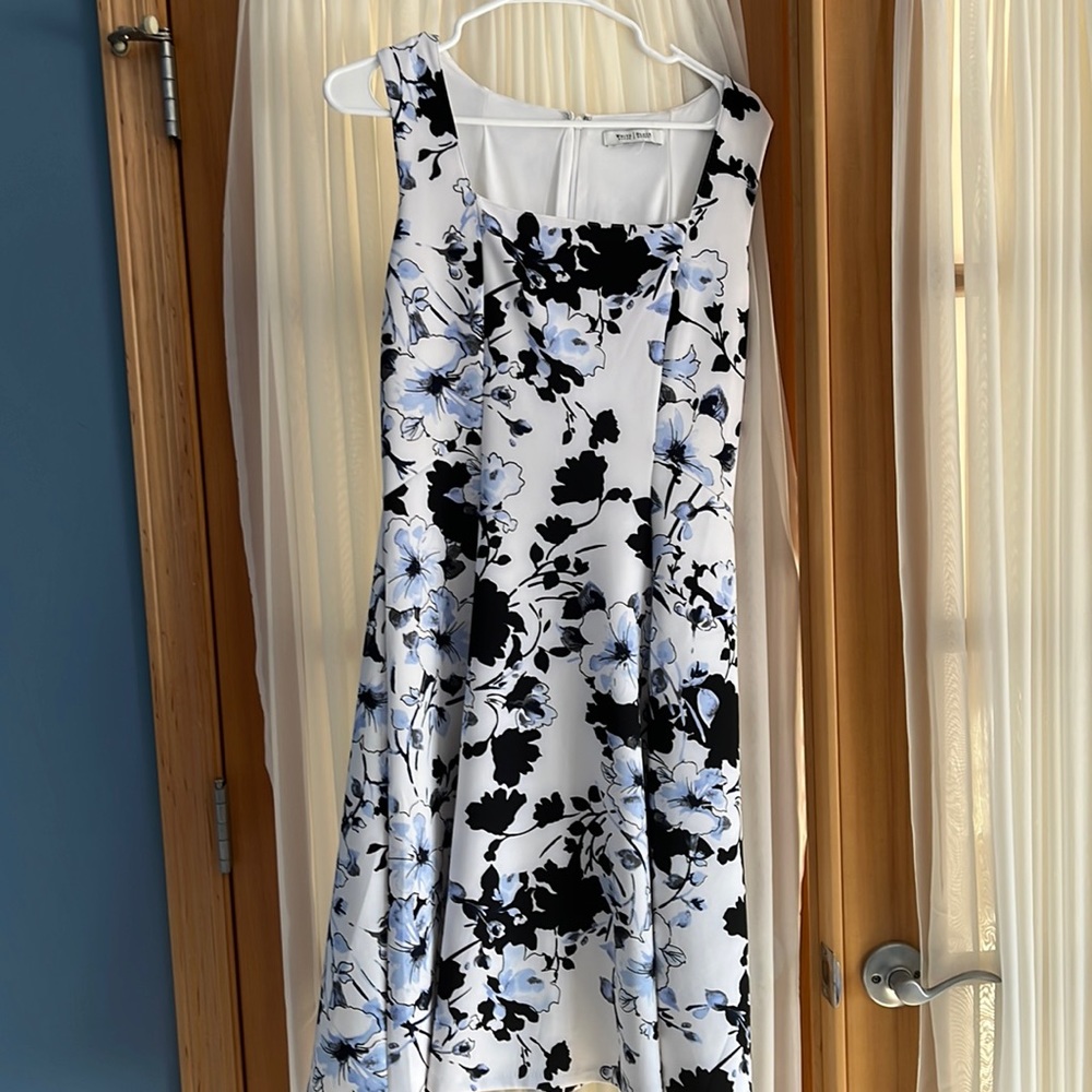 A-line dress, size 8/10. Worn once. Square neckline, very comfortable.